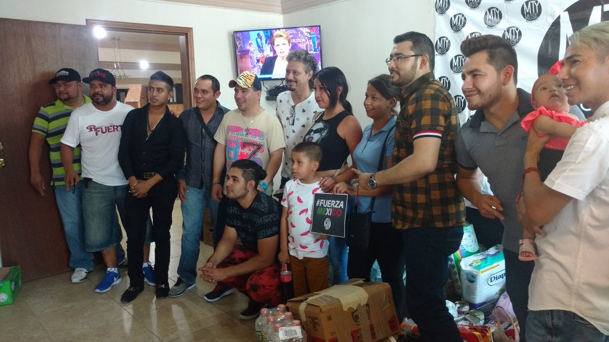 Los3DeSinaloa's tweet photo. Sumándonos a está gran iniciativa de nuestra casa @MonterreyMusic ¡Gracias por el apoyo de víveres, plebes! #FuerzaMexico 🇲🇽🙏 https://t.co/sFsqV76ufl