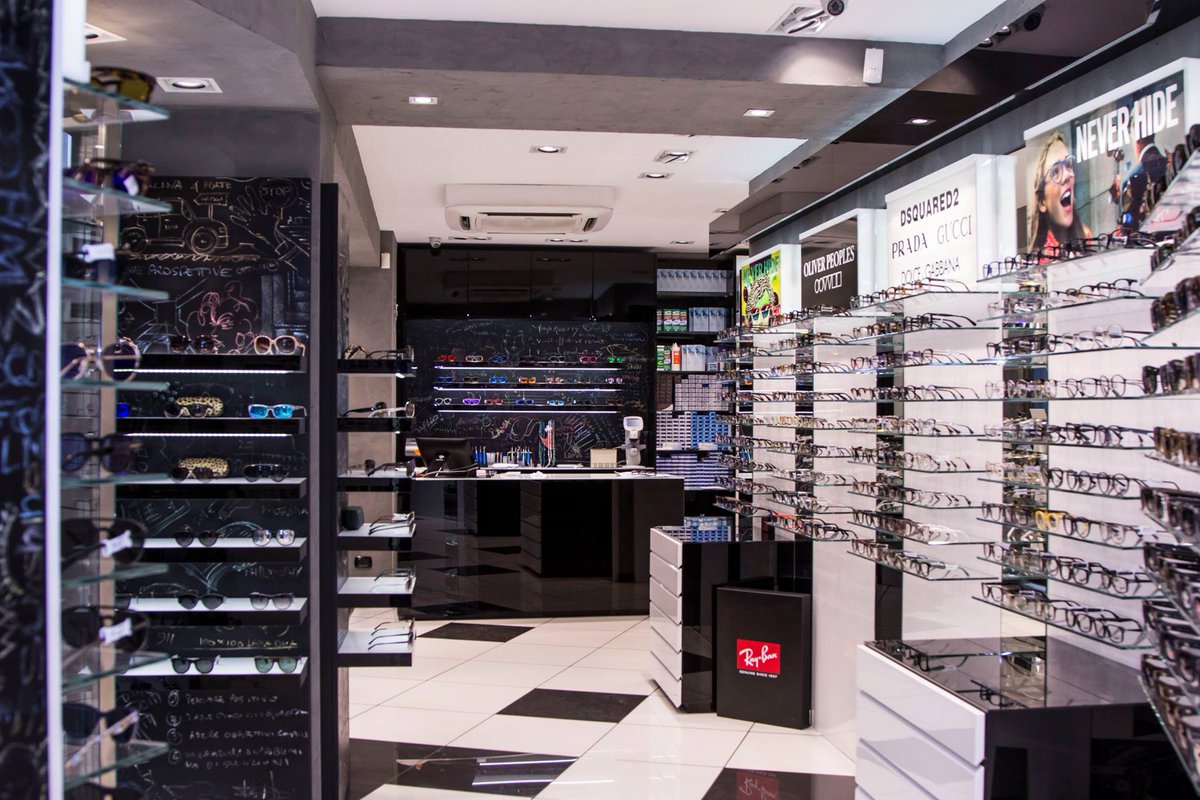 Le linee #NeverHide RayBan e le eleganti #MadeinItaly Gucci a un solo passo di distanza. Il nostro store di Via Colonna (Napoli) ti aspetta