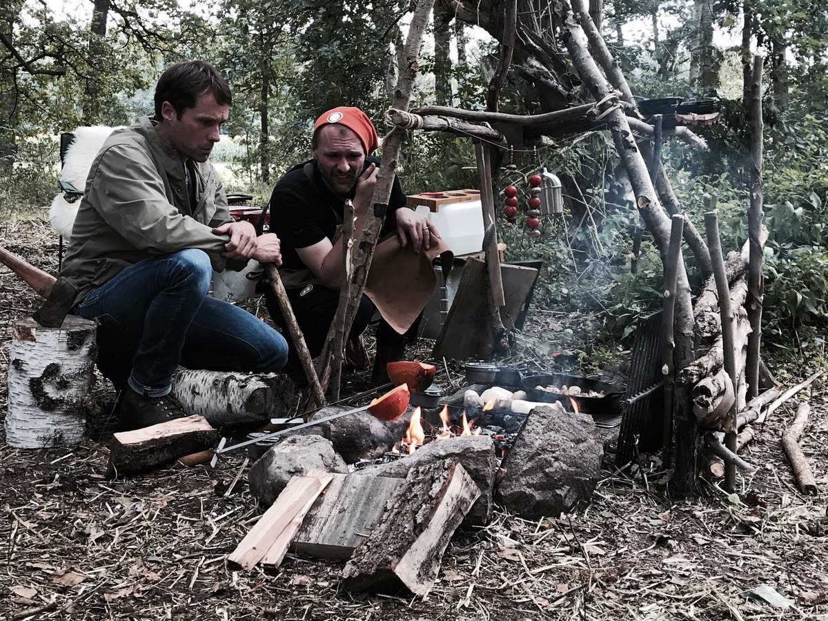 ZDFhannover's tweet photo. Kulinarisches am Lagerfeuer. Dreh mit Schauspieler Matthias #Schloo aus der Serie Notruf Hafenkante #superlecker @NHafenkante https://t.co/wl550vTsEa
