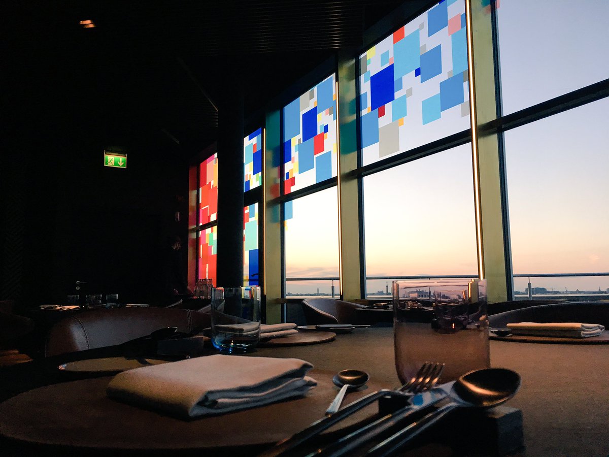 visitberlin's tweet photo. #Sonnenuntergang ☀️ über #Berlin - mit tollem #Ausblick vom #GOLVET Restaurant. Jetzt mit Kunst von #THEHAUS - Künstlern. #GOLVETxTHEHAUS https://t.co/ngjbtZiMxU