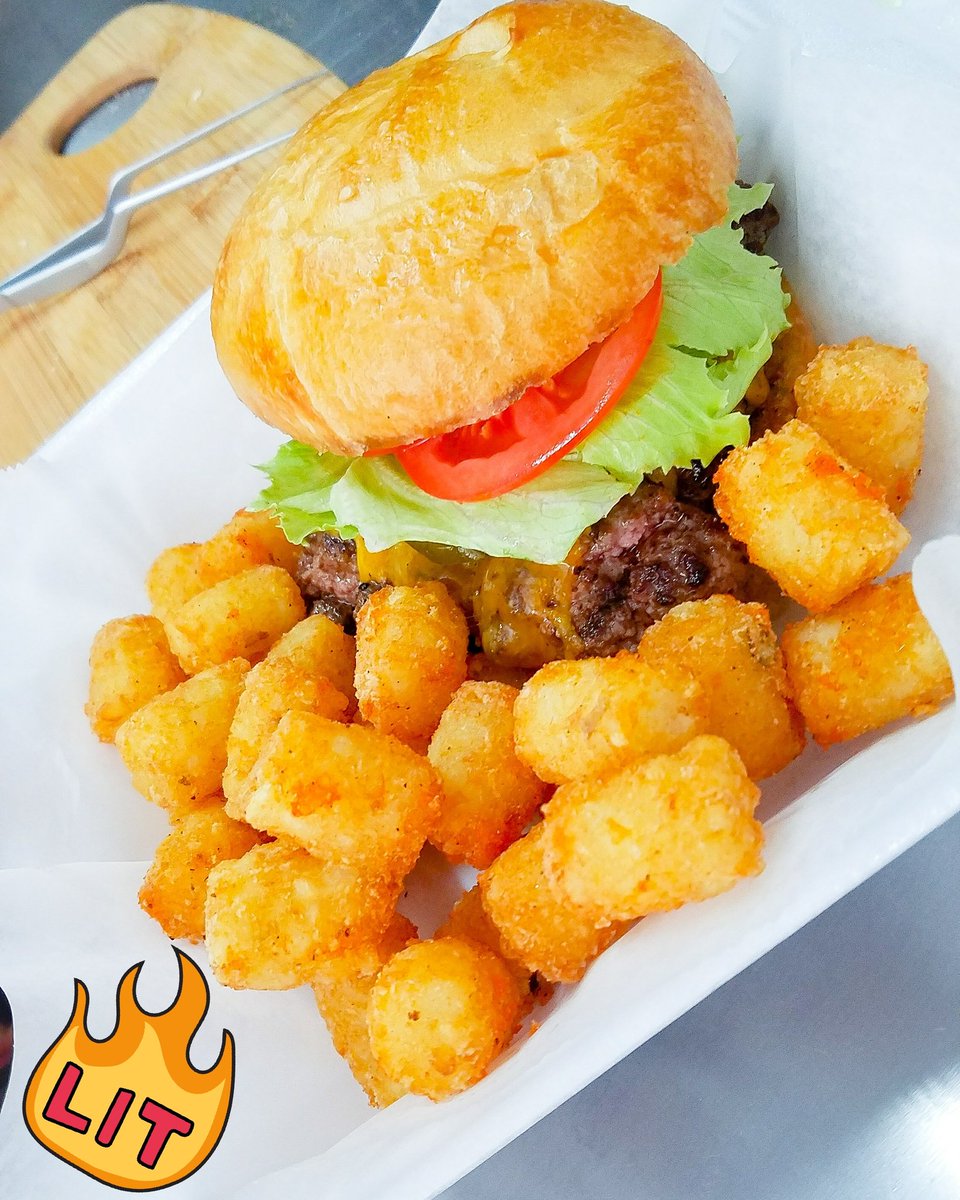 CubanBs's tweet photo. Come grab a classic with cheddar tonight we will be @THEPINKPIANO from 7 till 11pm 🍔❤
#burgers #foodtruck #bakedgoods #lakeland #polkeats https://t.co/22tYkAwTZW
