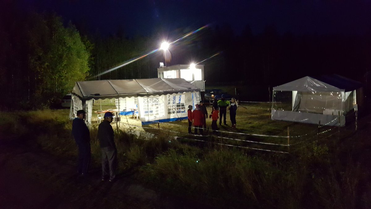 Kisakeskuksen maalialue, ea-teltta ja tulospalveluvaunu iltavalaistuksessa 😎