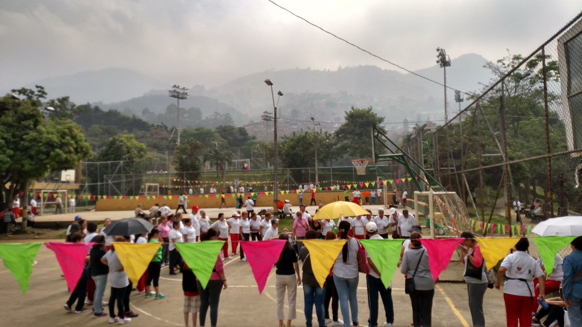 franciamolina_'s tweet photo. Todos disfrutando de los juegos deportivos para el adulto mayor comuna 10 @INDERMEDELLIN @GiovannyARuiz @clauossa https://t.co/snOvmpOtBs