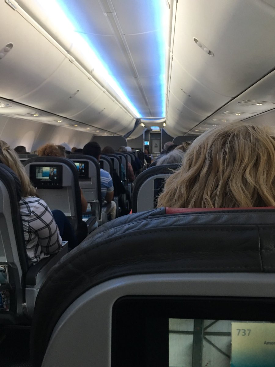DAF424's tweet image. Big head in the seat in front of me. #flyingproblems