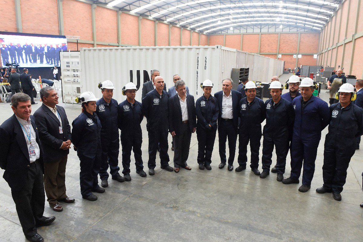 JuanManSantos's tweet photo. Agradezco a @MisionONUCol y todos sus miembros, que vinieron de muchos países del mundo a ayudarnos a cumplir el sueño de paz #FinDeLasArmas https://t.co/UJLsTMHw0y
