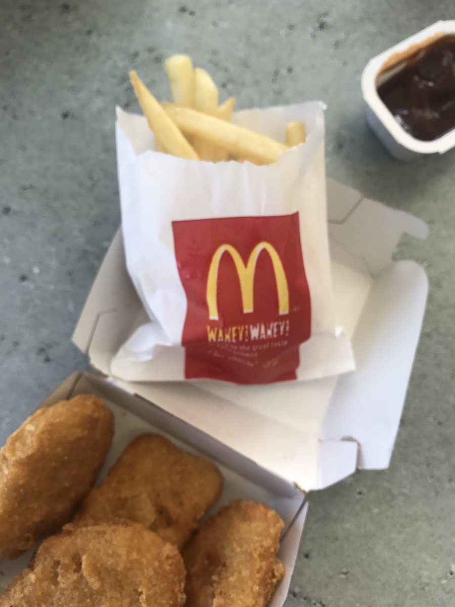 ajj490's tweet photo. @McDonalds ....that's a small fry?!What happened McDonald's ??? https://t.co/jvISglQgED