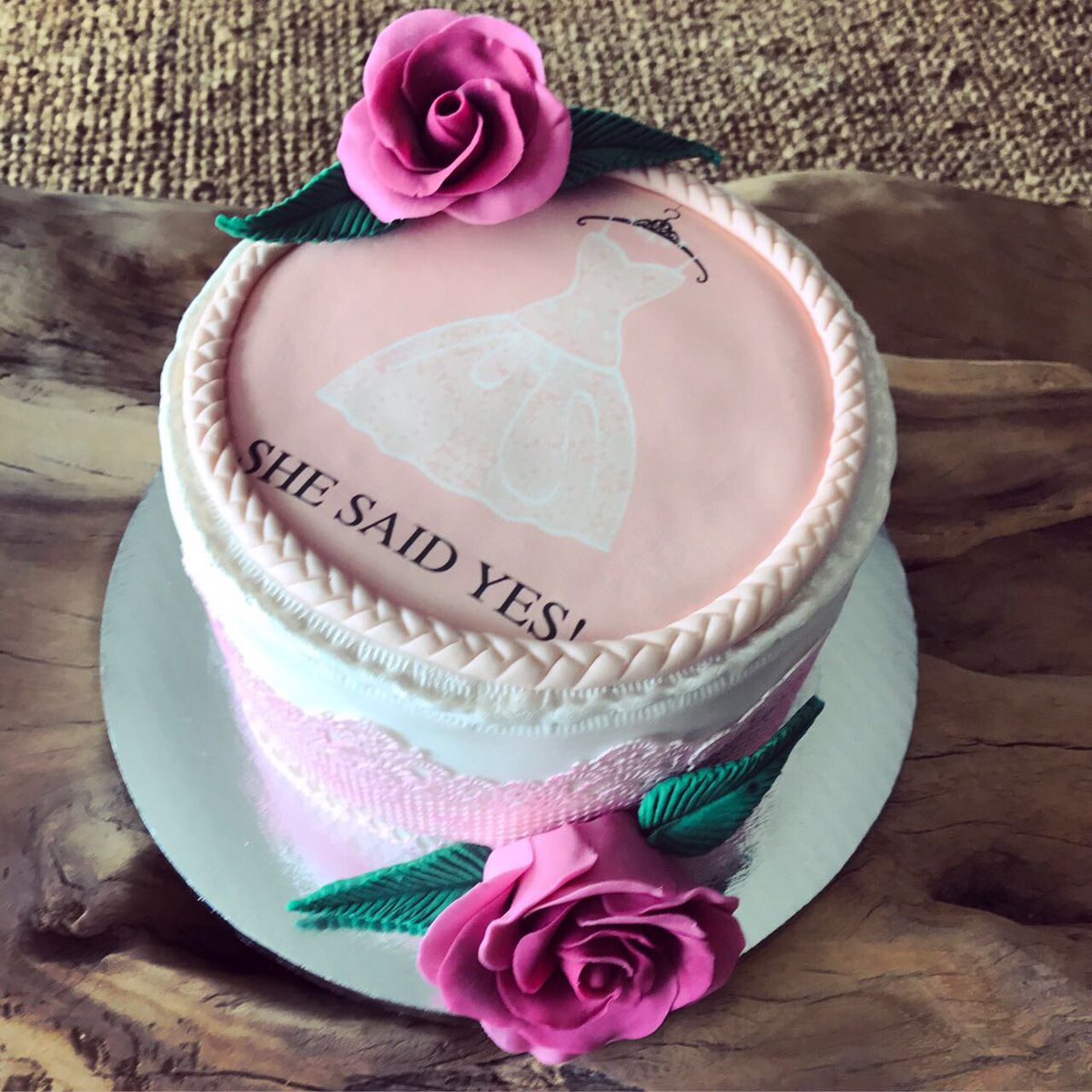 monbyw's tweet photo. #Bachelorettecake #Shesaidyes πΊ #monbyw https://t.co/fpcSDmZ4HY