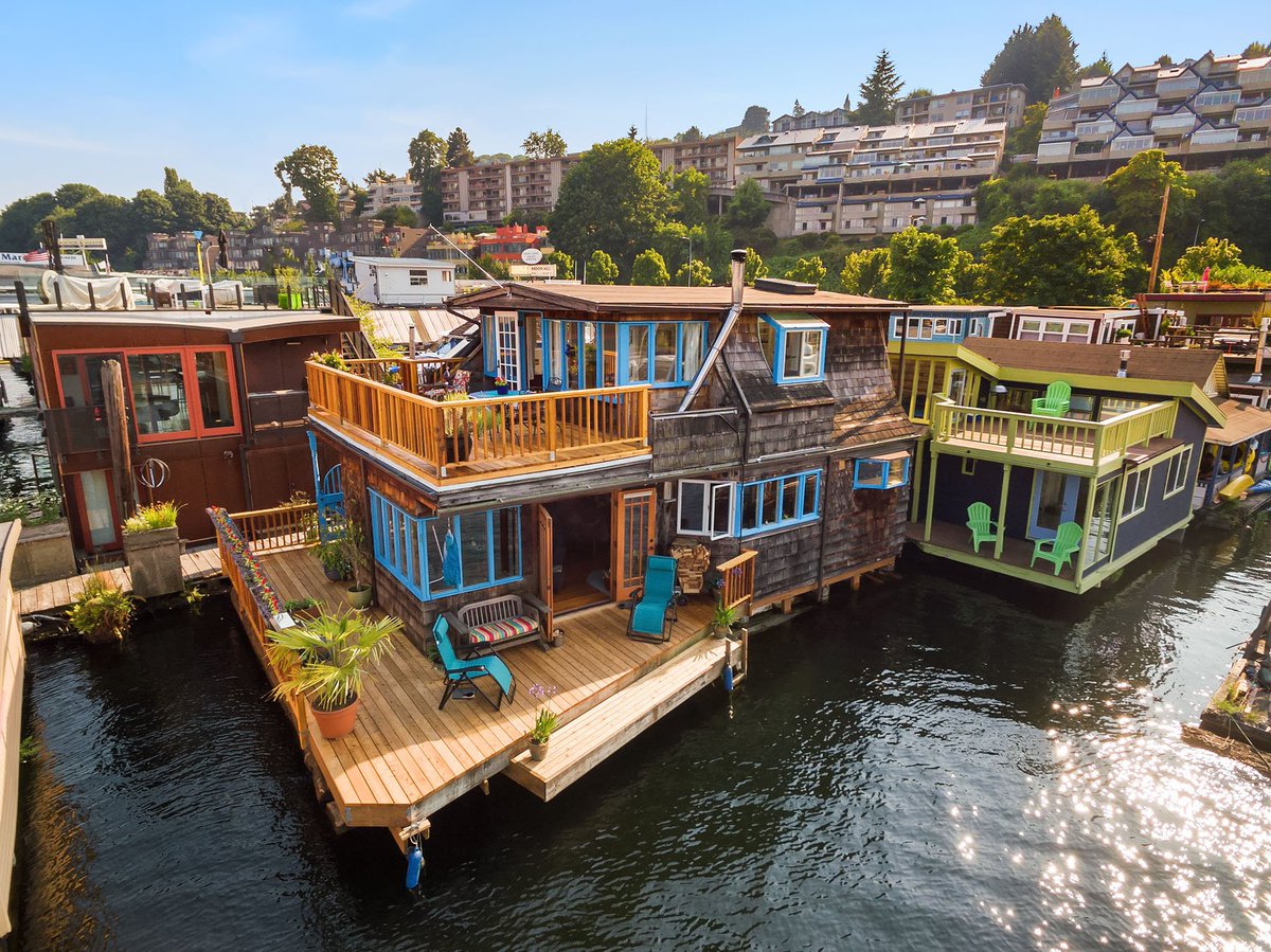 CourtneyCooper's tweet photo. Lots happening on the lake right now: https://t.co/rqCmL3t7rY #seattleafloat #seattlehouseboats #seattlefloatinghomes https://t.co/8kYofAdECS
