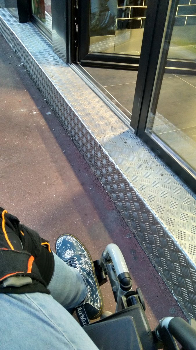 VivreAvec_'s tweet image. Encore une soirée normale dans le monde des valides où je ne peux pas aller commander moi-même mes pizzas.. ♿🚫🍕