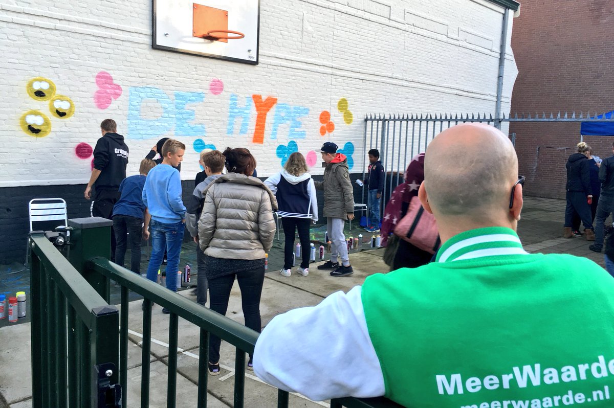Msteffenswater's tweet photo. Gezellige boel bij @jcdeHype @NieuwVennep waar n graffitti kunstwerk is gemaakt &amp; n heerlijke BBQ! Top geregeld @Burendag17 door @maatvast! https://t.co/1I2lNi07q6