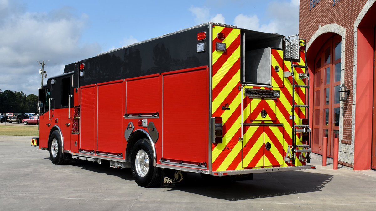FerraraFire's tweet image. Beautiful gray over red 2000 GPM MVP Rescue Pumper for the Highview FPD in #Louisville #Kentucky #firefighter #firetruck #REVStrong
