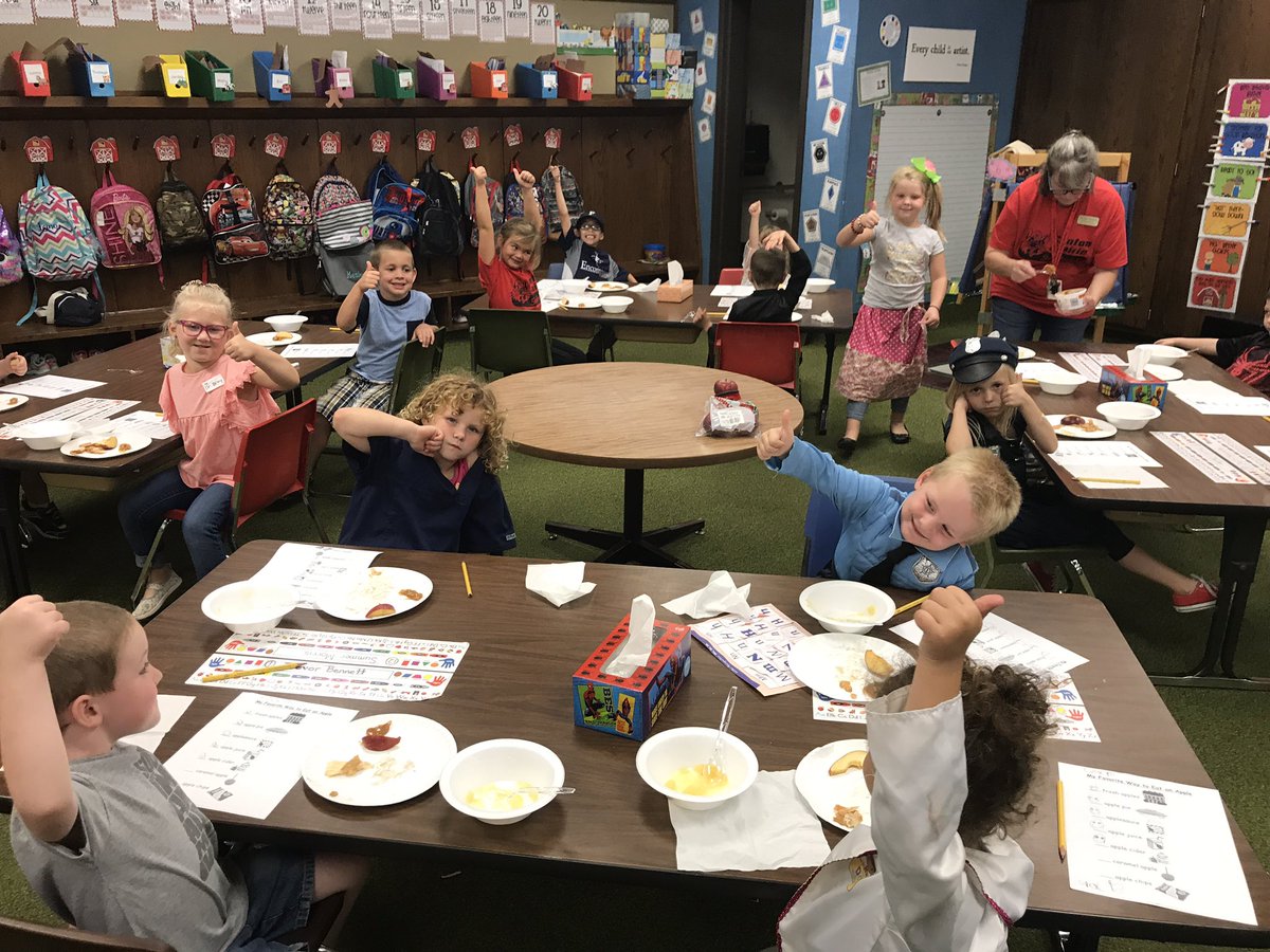 mooreteachercp's tweet photo. Apple taste test today! Yummy 😋 @CPElem #APPLESareDELICIOUS https://t.co/xZG1f0rt0x