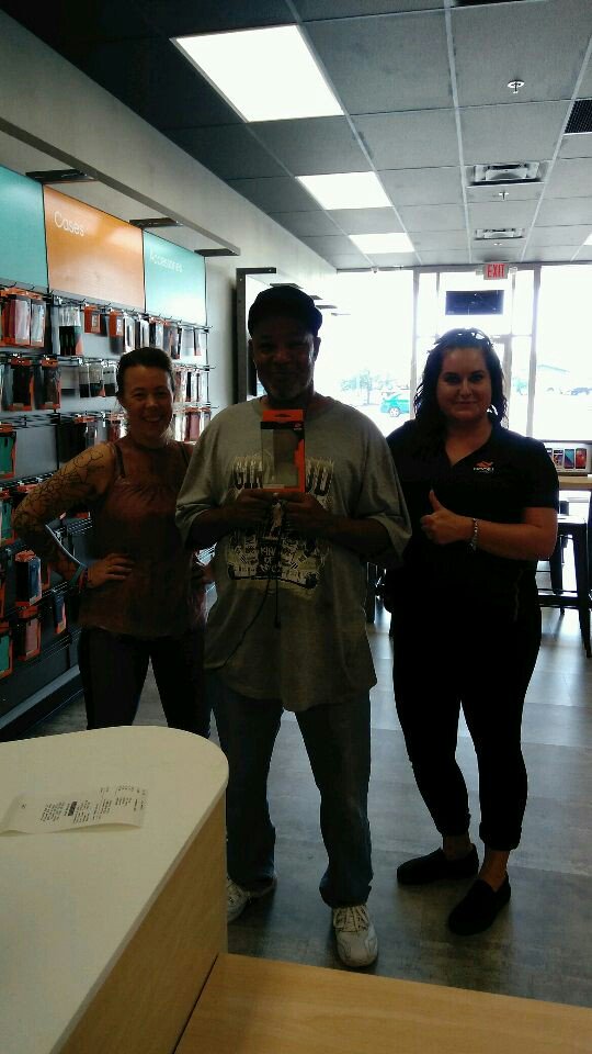 PattyS_VIP's tweet image. First 4.0 door in Toledo! Come one come all is see what its about @BoostLewis #boostmobile @KentSPG419 #vipwireless #boostbrandedaccessory