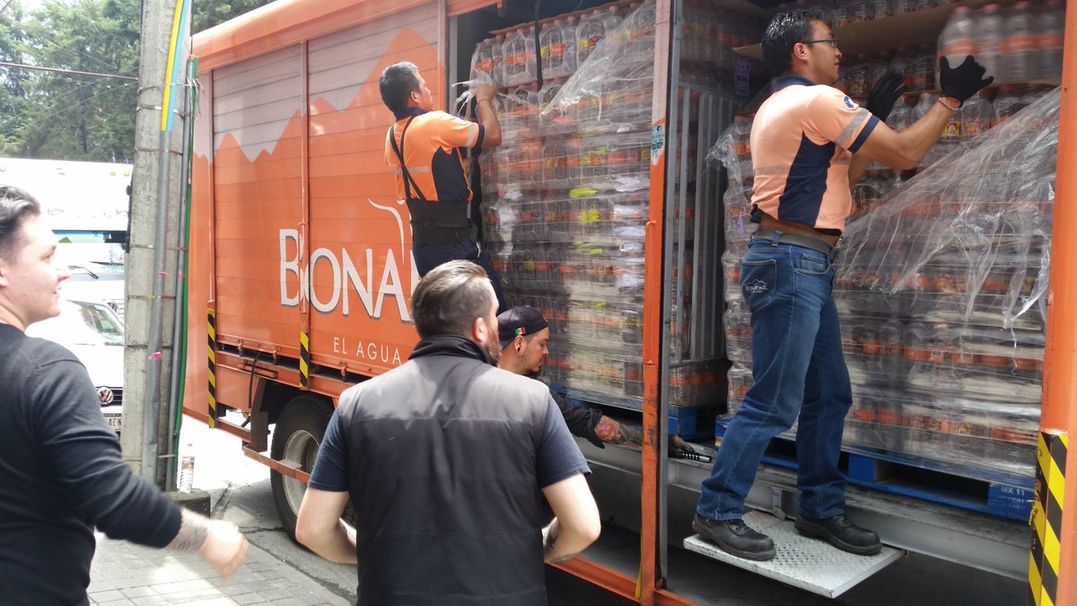 TimeOutMexico's tweet photo. Gracias @BonafontMexico por las 5,544 botellas de agua que donaron para Puebla y Oaxaca. Te esperamos en Mariano Escobedo 498, Anzures https://t.co/0Qwshsjc1S