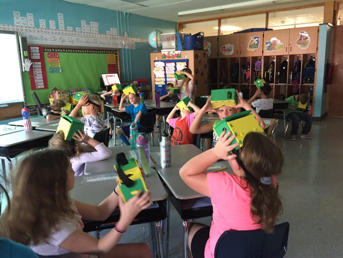 A virtual trip to Mt. Rushmore and other national monuments!  #vrexperience #MACSpride #googlecardboard