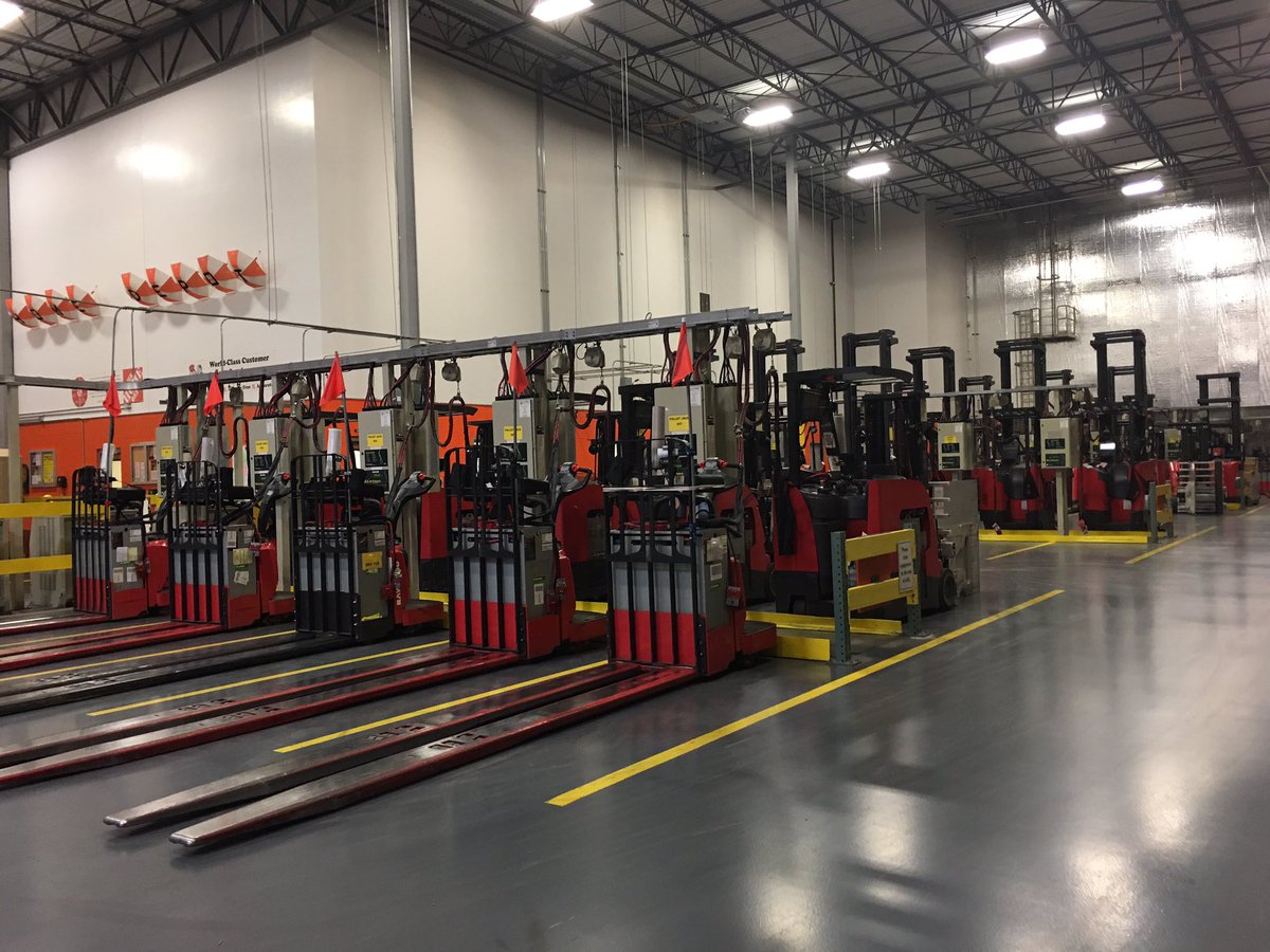 JulieGee19's tweet photo. District 52 ASDS tour of the Lacey distribution center. @jenny_helme #thd4701 #thd4747 https://t.co/YPIPuDcjHU