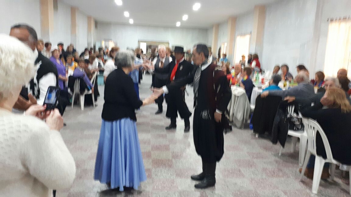 gastoncrespoLP's tweet photo. En la fiesta de los jubilados y por el día de la primavera en el Centro de Fomento de Los Hornos, gracias por la invitación! #LaPlata https://t.co/wZNxEBA9x5