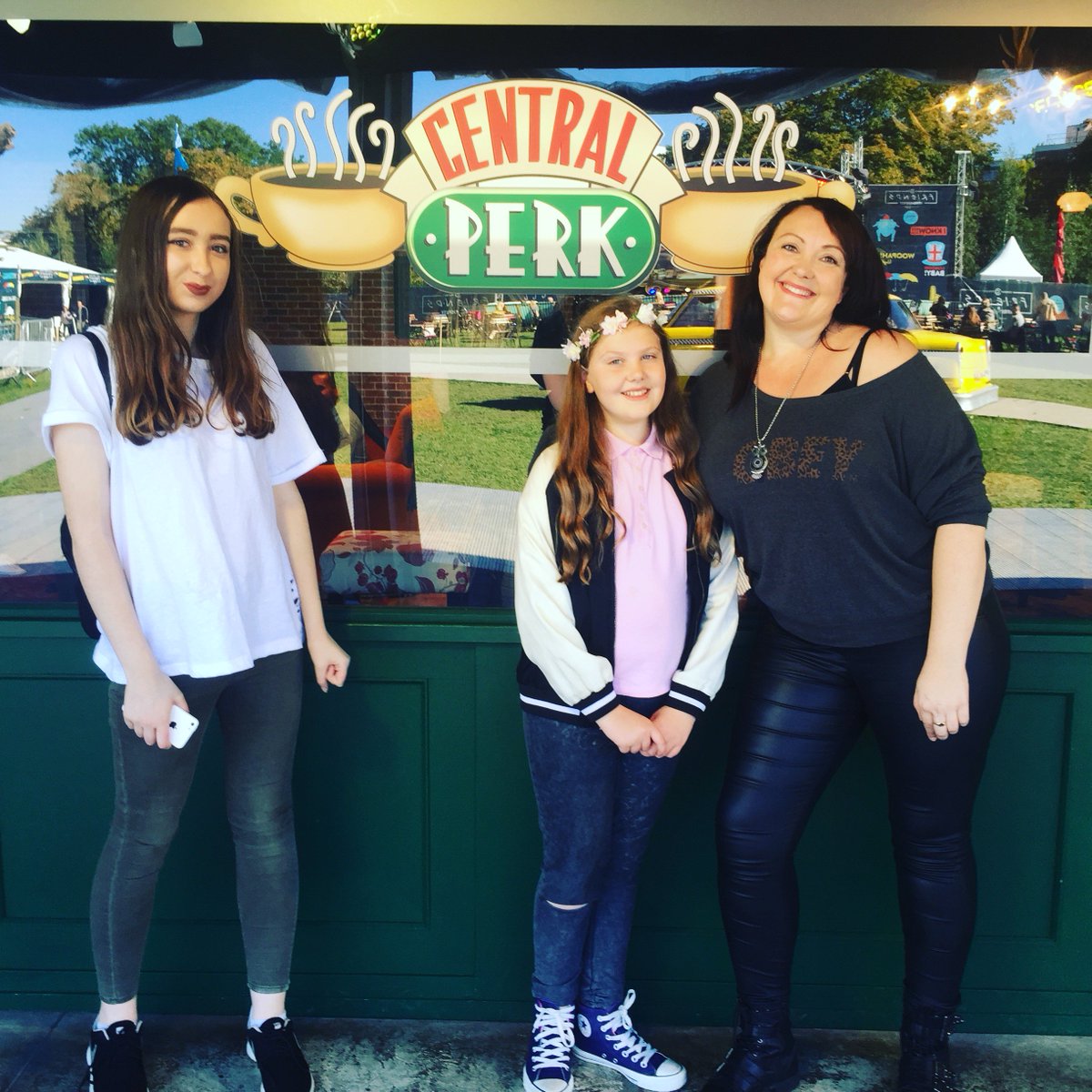 KellyMck1015's tweet photo. Totally awesome time at  #FriendsFest today with my girls!
We had an absolute blast 😍 https://t.co/snXMmviZ12
