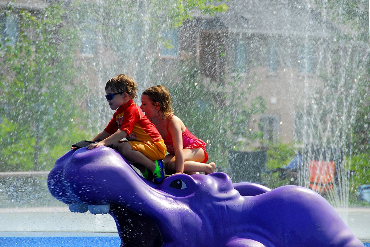 Beat the heat this weekend! Stop by one of our splash pads, indoor pools or cooling centres: oakville.ca/environment/he… https://t.co/4l3gs83NJn