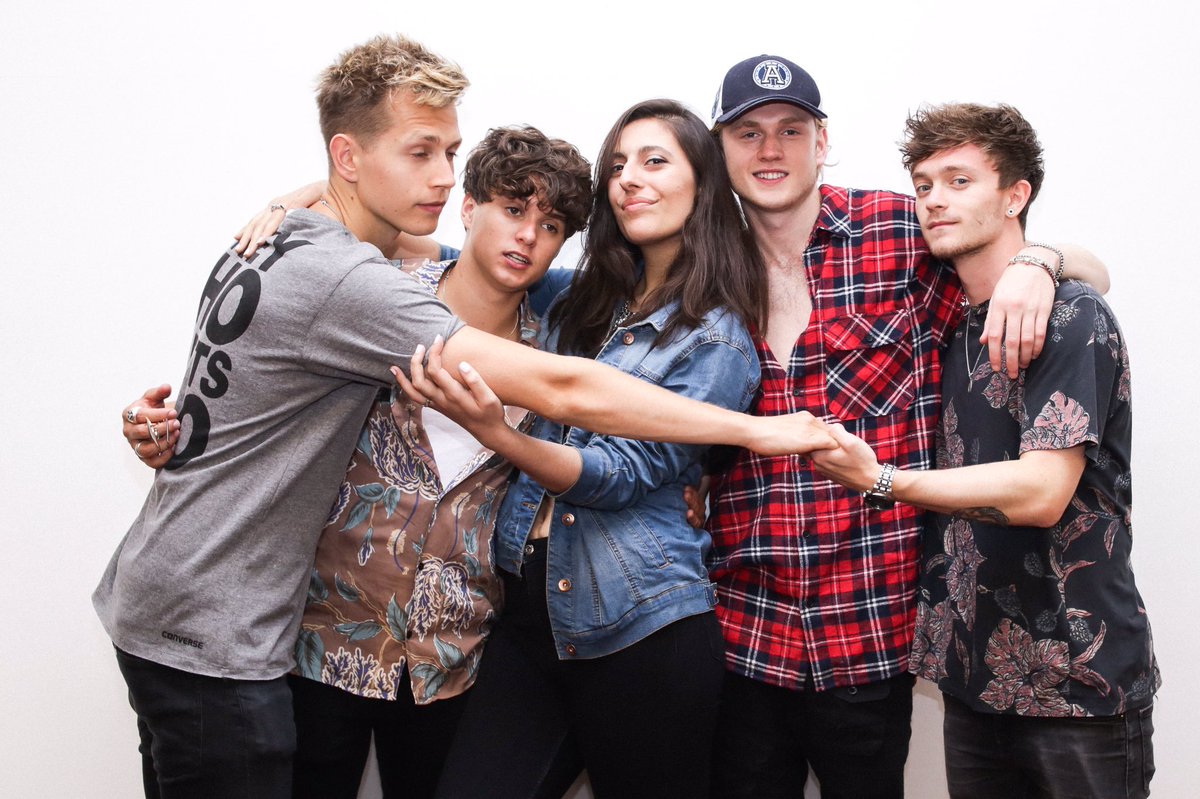 Actlikeimdabest's tweet photo. Thank you so mch for these past days! I love my m&amp;g pics!! Brad and @TheVampsJames in the second one is the best part of the pic😂 https://t.co/bkrN3OYVDh