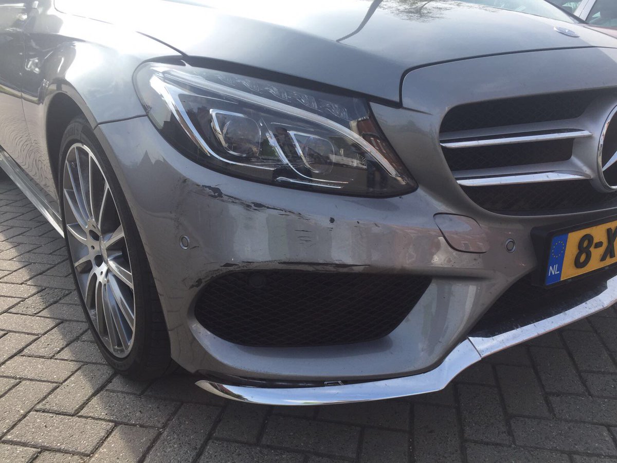 Deze zilverkleurige Mercedes heeft een kusje gehad op de parkeerplaats. Graag horen we wie dit heeft gezien.