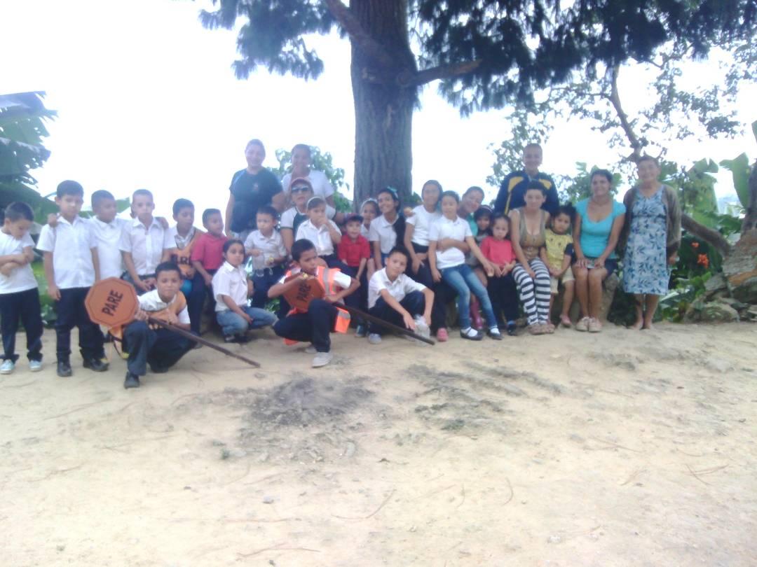 CbitRancheria's tweet photo. E.Manuel Guerrero culmina la primera semana escolar con una linda caminata ecológica a su alrededores @FundabitMerida @Fundabit @JauaMiranda https://t.co/cSsibPjRwl