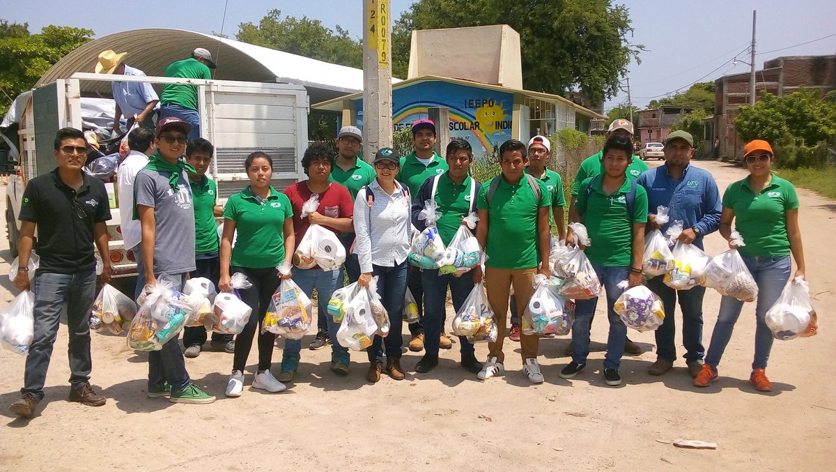 GiselaBlasP's tweet photo. El equipo @utvco entrega víveres y otros artículos a personas afectadas por #sismo en #Ixtaltepec en el #Istmo https://t.co/G5DJNOblDb