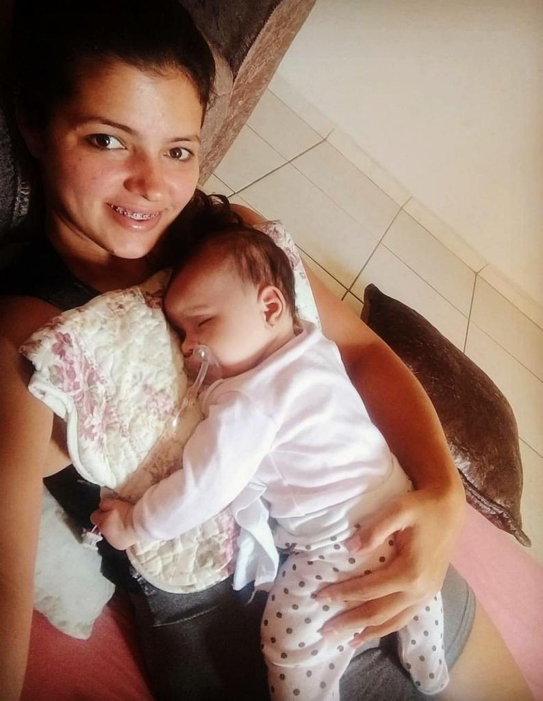 Minha companhia de hoje, lembrando o Luiz e o Carlos q dormia só assim, bonequinha da dinha