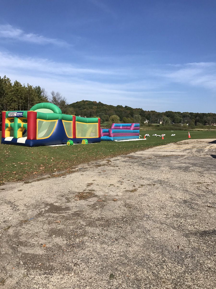 KeHaQkuqMS's tweet photo. Get out here! It's a beautiful night for a tailgate party! https://t.co/HXht1h7BXz