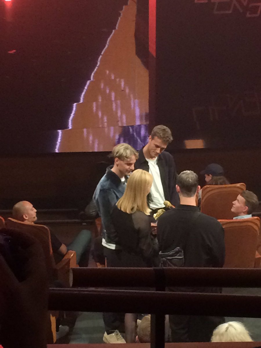 Scarlett Pleasure hiver lytterprisen hjem, og modtager hjertevarm tale fra deres allerstørste superfan.