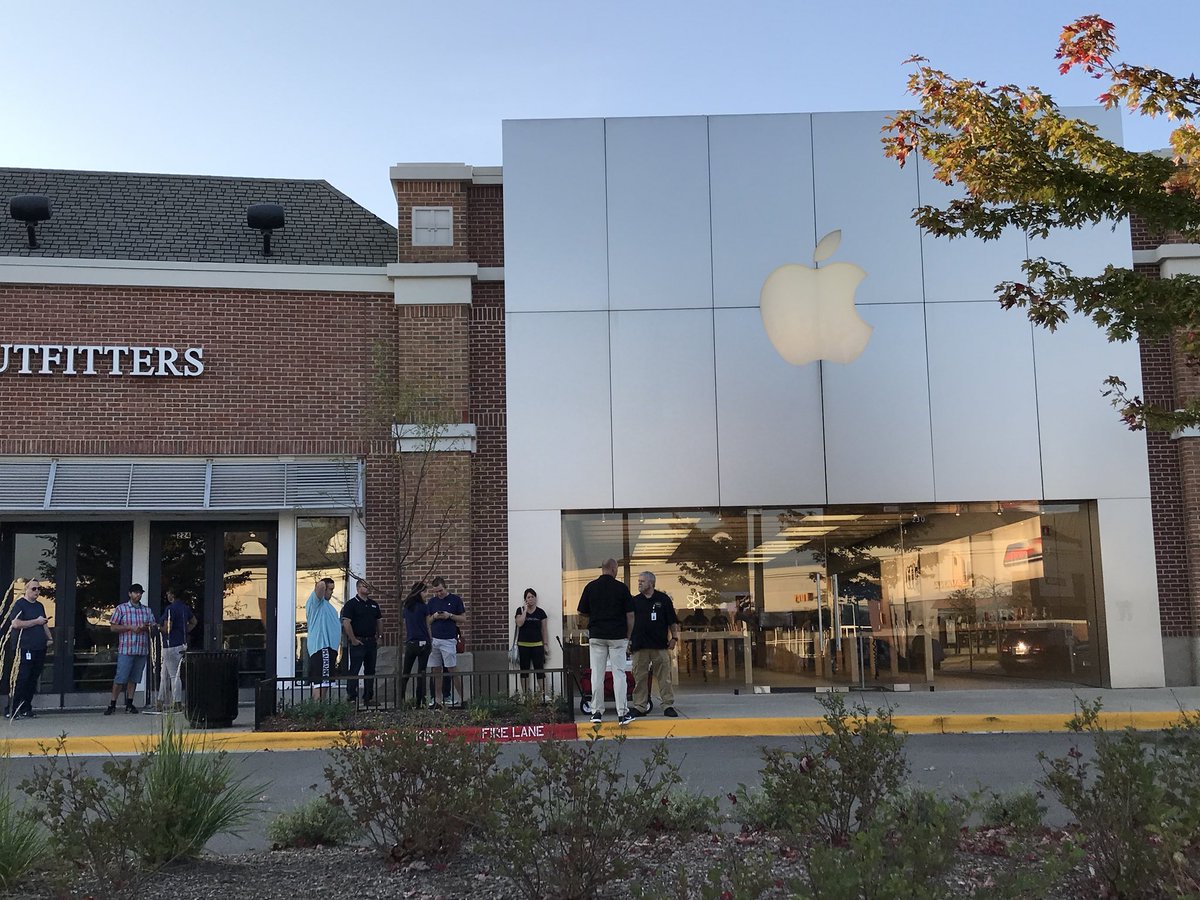 SprintMerri's tweet image. Exciting Sprint Apple Watch is  3 months FREE #deerpark! Thx @MikeMcCauley5 for visit. It’s an 🍎 Day!
#1SprintFTW #SprintCelebratesApple