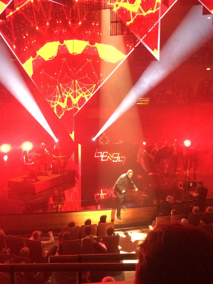 Benal er egentlig bare en duo, men fylder scenen op, før forsangeren Benjamin ender på en stol blandt publikum.