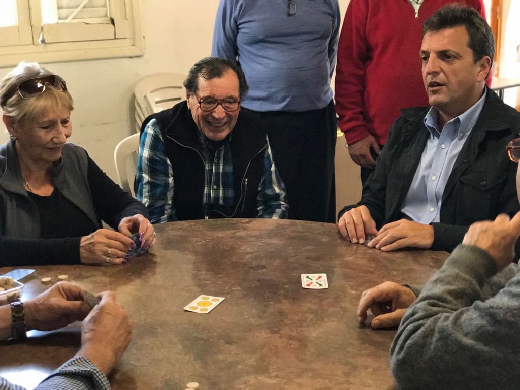 Estamos acompañando a <a href="/SergioMassa/">Sergio Massa</a> en su visita por el Centro de Jubilados "Abuelos en Acción" de Rauch.