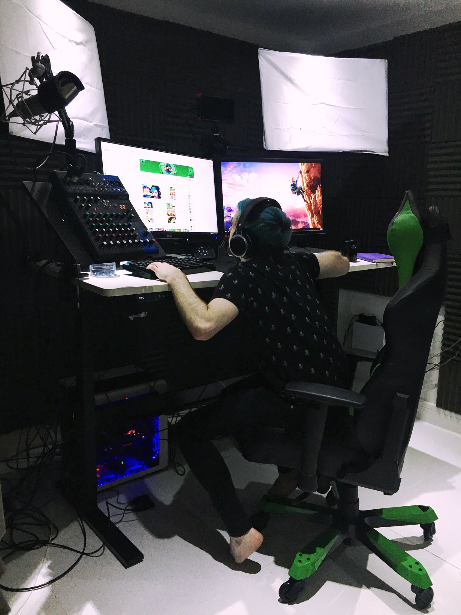 Jacksepticeye on Twitter "Daddy let me play games at his office today!…