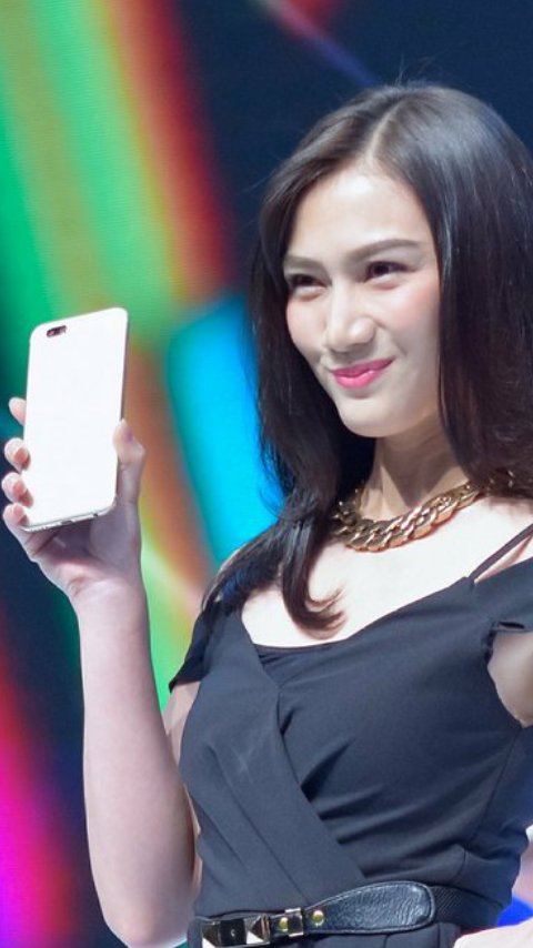 MelodiestFP's tweet photo. Sinarnyaa berapa wat,teh? Terang benderang banget >0< ~ @melodyJKT48 https://t.co/SzVR16g2uz