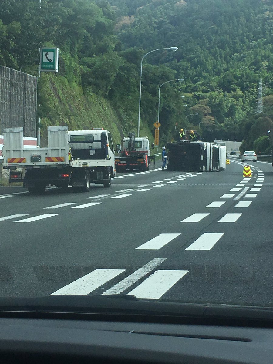 東名高速道路 大井松田付近でトラックが横転「どうなったら ...