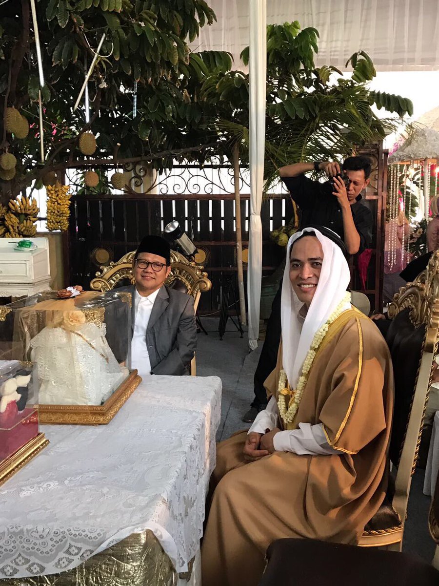 Saksi lagi.. padahal aku mau juga kalo disuruh mewakili menikahkan lho...