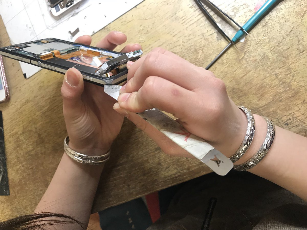 fixspotsydney's tweet photo. Sony Xperia Z2 screen replacement in progress ,,, #sony #xperiaz2 #screenreplacement #sonyrepair #fixspot https://t.co/tTBWlF3saJ