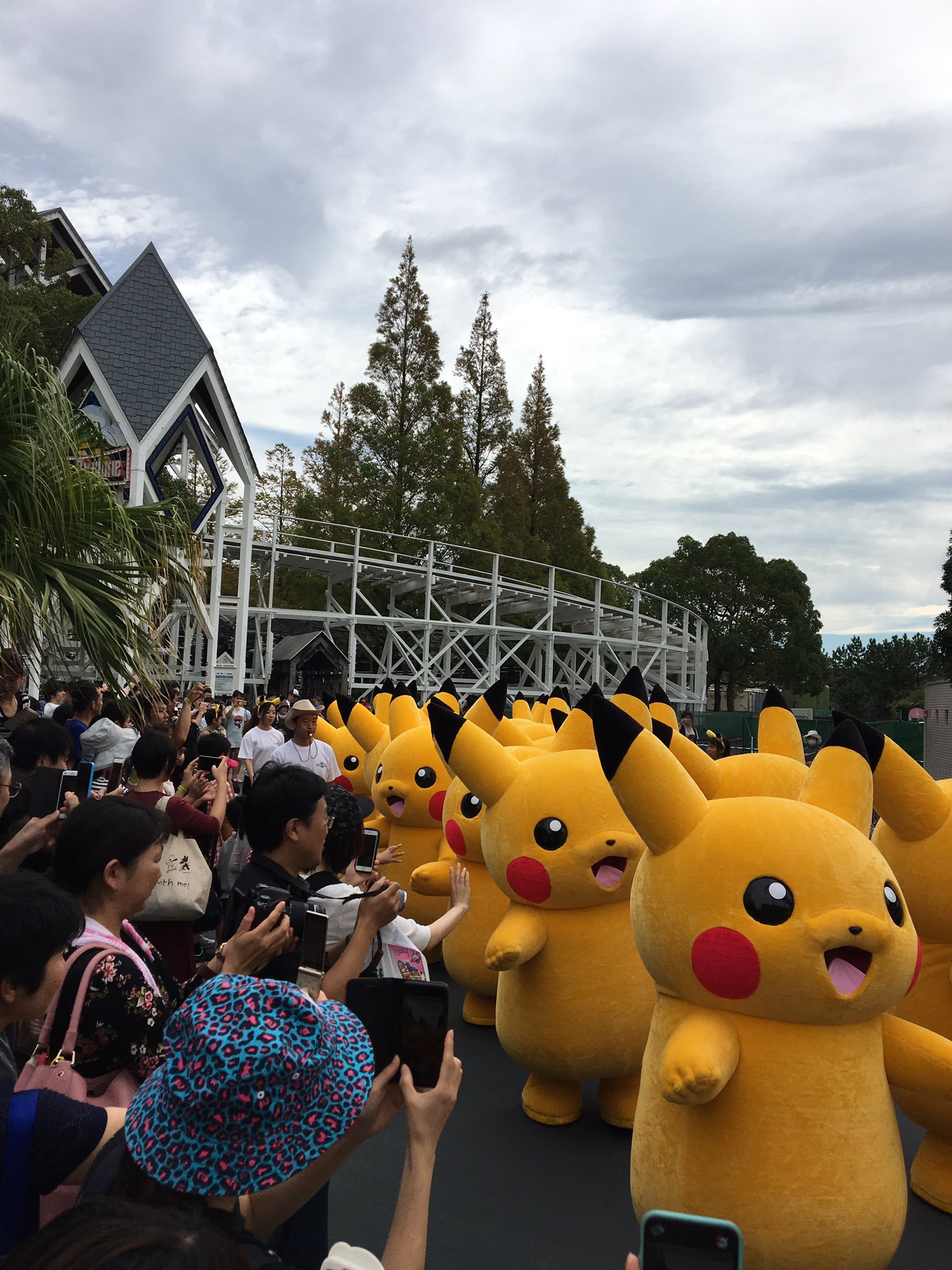 ナガシマリゾート公式 ポケモンアドベンチャーキャンプのまわりを大行進 9 23 土 9 24 日 ピカチュウ大行進チュウ 11 00 13 30 16 00 約30分 ナガシマスパーランド ピカチュウ ポケモン ポケモンアドベンチャーキャンプは9 24まで