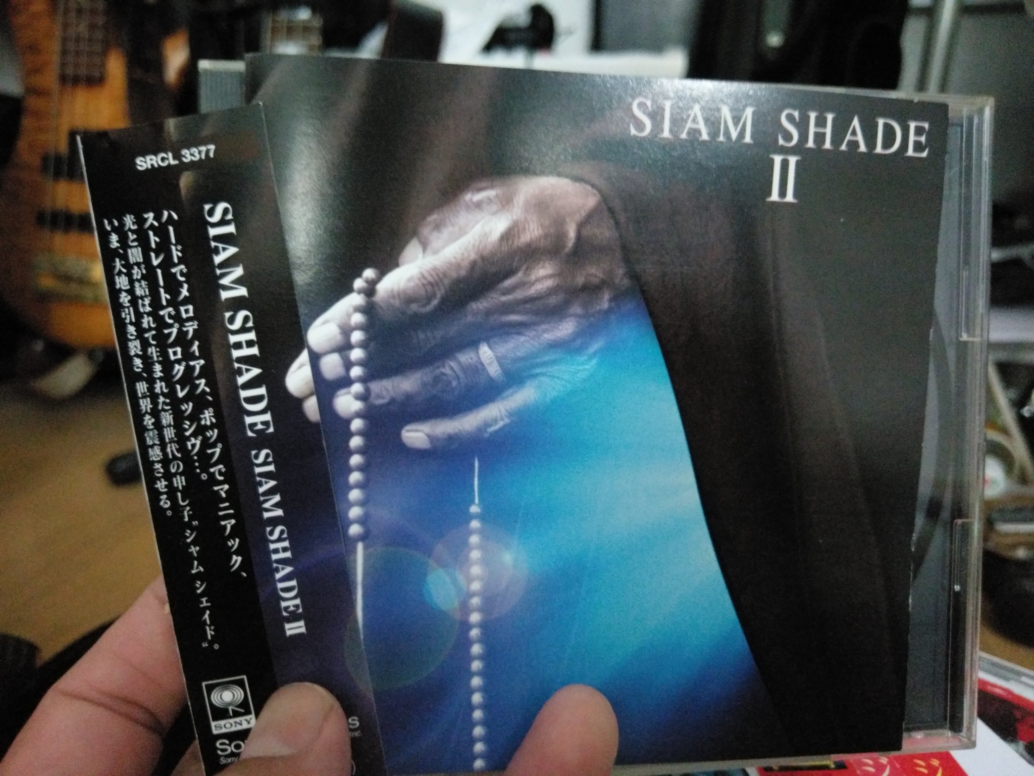 闇 D A R K Siam Shade Ii Siam Shade 95年デビュー盤 当時のシーンの中では抜群の演奏力と楽曲のレベルの高さで ハードロックを基調にしながら同じ出身地の先輩 Luna Seaを思わせるようなv系路線の曲もあります この2年後 悲願のブレイクを果たし