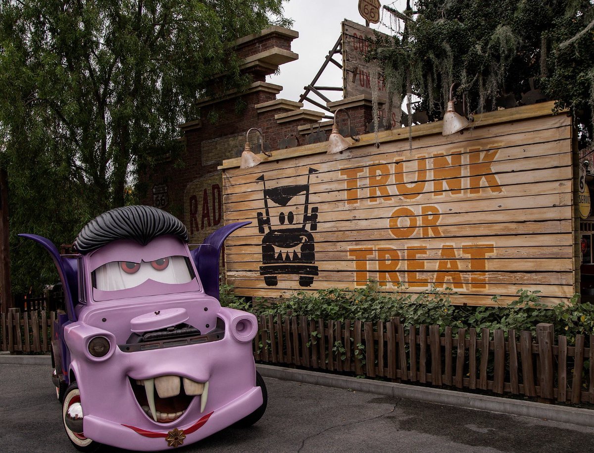 Halloween is in full swing at theme parks everywhere! What are YOU planning on experiencing this weekend? Tell us! #Halloween