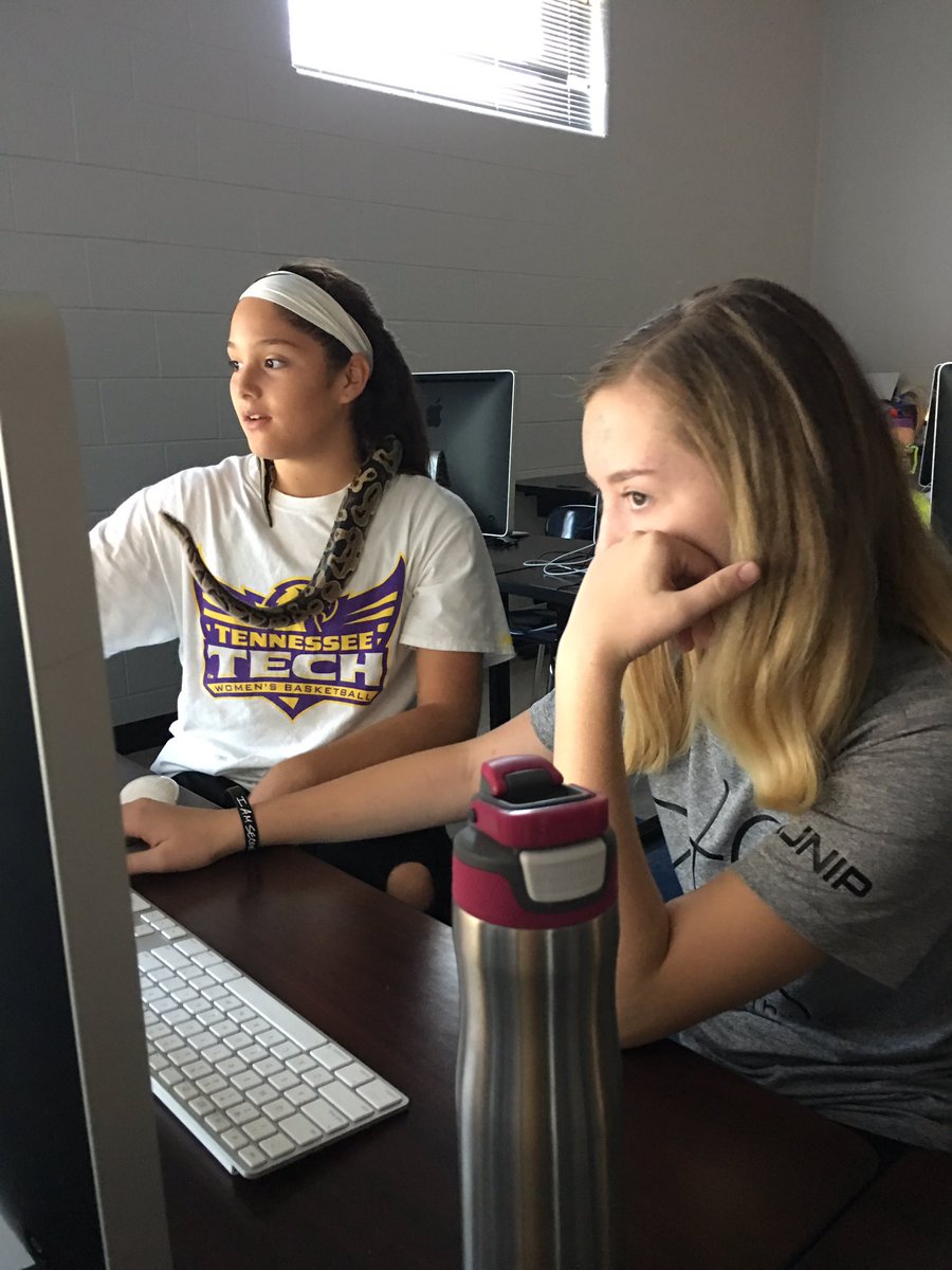 cgarrison5526's tweet image. Classroom pets as accessories? Why not. 🐍 love CS too! #csforall @CSforALL @PSMSBulldogs #psmsProgramming @CodeHS