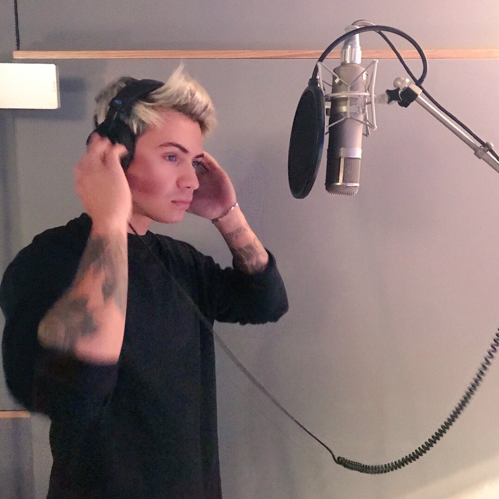 Tinmichica's tweet photo. 00:00 1 mese 22/08/2017 radio Deejay on stage
Mancate tanto
Cmq vogliamo il 3 disco @BenjieFede
#3disco #BEFVOGLIAMOIL3DISCO https://t.co/37hVvlme22