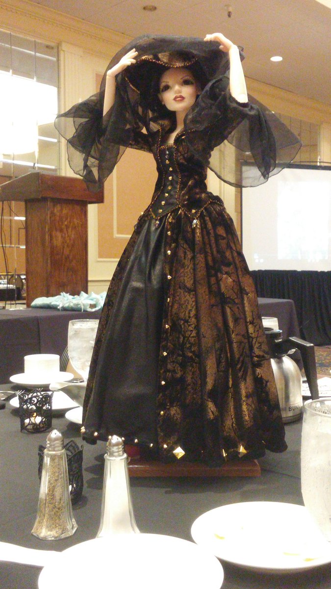 MDCCINC's tweet image. #BoBergemann Dinner (1/6) centerpiece #SnowWhite #FairyTalesComeTrue #Danvers #MDCC2017