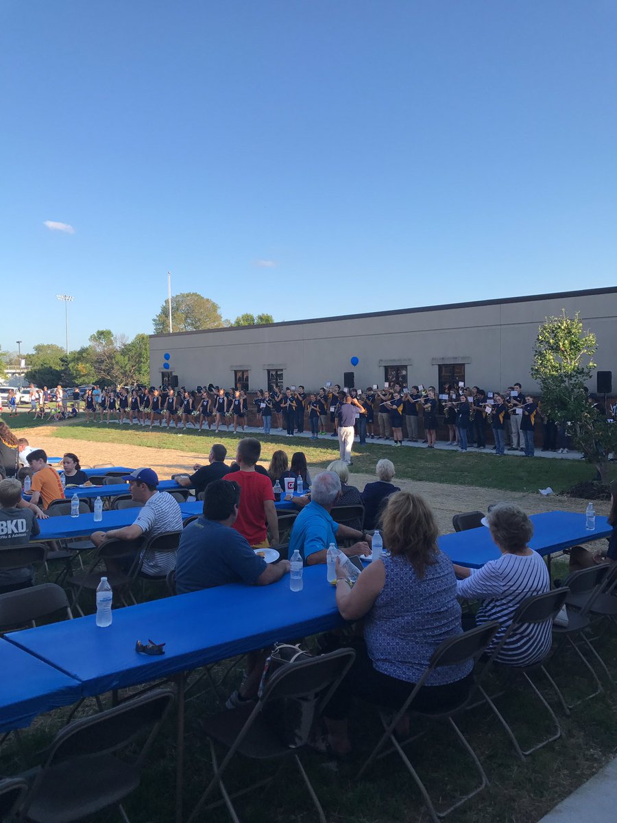 stafuturesaint's tweet photo. Middle school Tailgate! Go Saints! https://t.co/MXkFgdqbbW