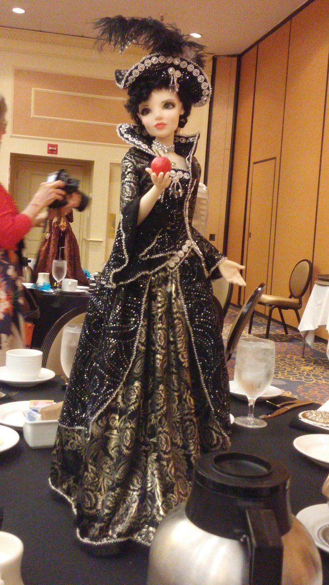 MDCCINC's tweet image. Not sure which of 6- skipped a number #BoBergemann #MDCC2017 #FairyTalesComeTrue #SnowWhite dinner