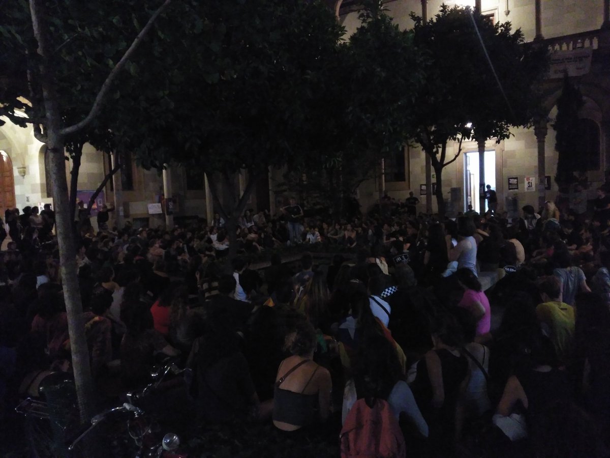 JoventRepublica's tweet photo. Al claustre de la UB central fent assemblea amb @unisxrepublica. El jovent #DiemSi al referèndum organitzats i combatius! https://t.co/RO9damVJBr
