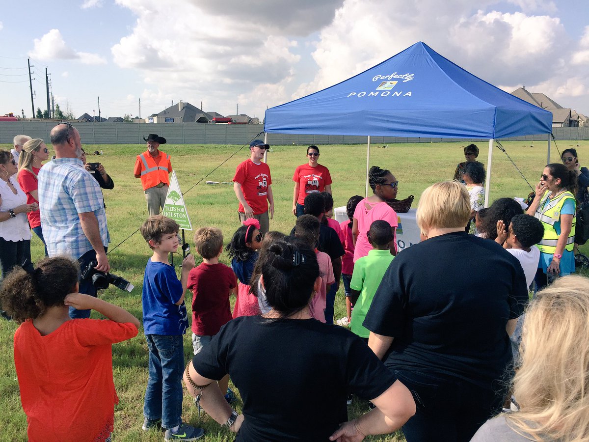 VVannoy's tweet image. Planting trees @PomonaElem with our lovely Manvel Mayor Debra Davison! #treesforhouston