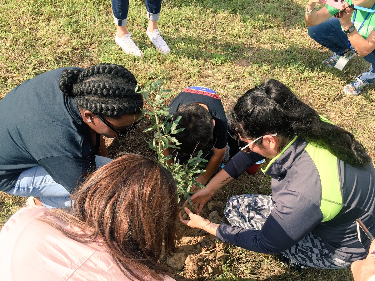VVannoy's tweet image. Planting trees @PomonaElem with our lovely Manvel Mayor Debra Davison! #treesforhouston