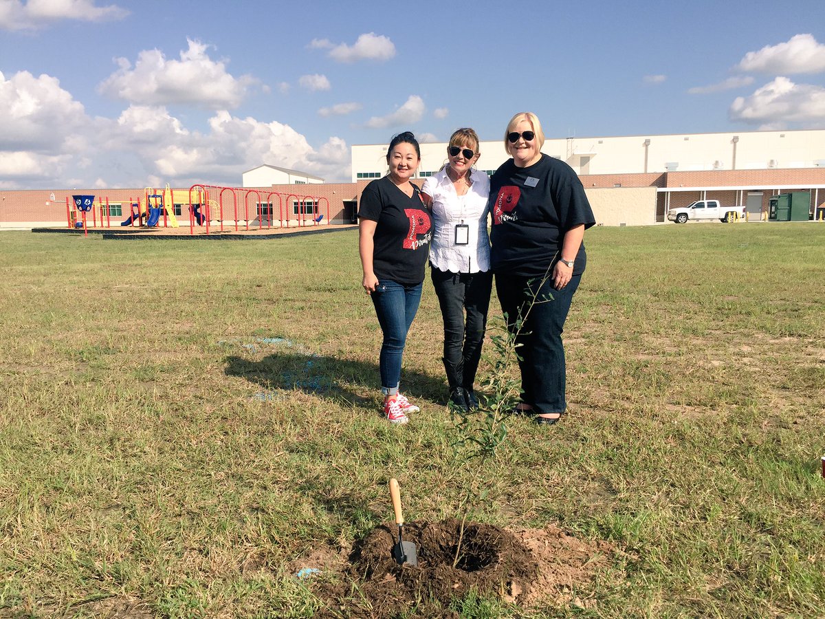 VVannoy's tweet image. Planting trees @PomonaElem with our lovely Manvel Mayor Debra Davison! #treesforhouston